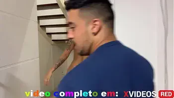 novinha pediu pizza e convidou o motoboy entregador pra comer e ele acabou comendo outra coisa (completo XVIDEOS RED)