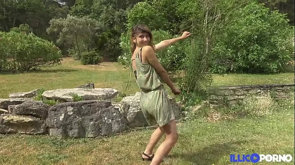 Melany découvre les plaisirs d'une grosse queue d'afro