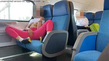 MASTURBO UNO SCONOSCIUTO IN TRENO DAVANTI A TUTTI
