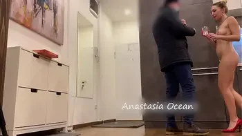 Pizza Delivery guy didn't expect to see a totally naked model in a house.