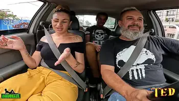 Casal de Swinger entra na carona e Sra Lovefire conta sobre seu GangBangs