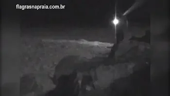 Filmei um casal fazendo sexo na praia a noite. Um segurança botou eles pra correr