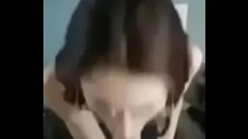 Sandra me la chupa hasta acabar en su voca