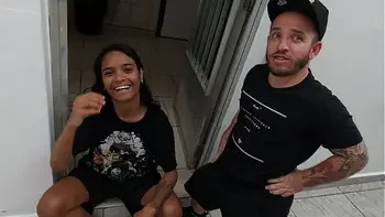 Pitoco chegou junto da ninfeta e quer meter o ferro