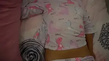 Me quedé cuidando a mi dulce hermanastra y la fui a visitar en la noche, como le gusta