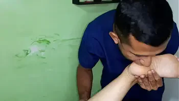 Me dan un delicioso masaje relajante y me pongo cachonda