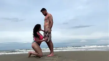 Transando em público na praia com a gostosa da Camila Vegas COMPLETO NO RED