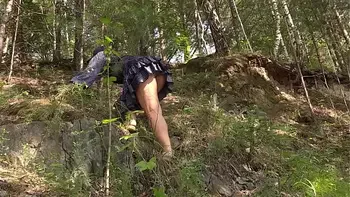 Gorgeous butt upskirt without panties outdoors. Voyeur spying on a MILF in a public park. Amateur fetish. PAWG behind the scenes.