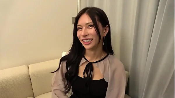 「りあな(22)/スレンダーＧ乳ギャル妻」天が二物を与えたような妻が知らない男に得意の釘打ち騎乗位と極上のカラダでご奉仕　引き締まったウエストによってより強調されている豊満な胸、ぷりぷりのおしり。