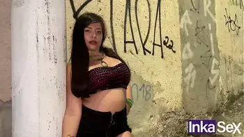 Blanca rabuda es pillada por desconocido mientras acaricia a su gato