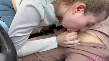 A young big-breasted teen has nothing to pay in a taxi. Blowjob to driver