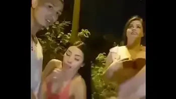 Dos amigas chupando pijas en la calle