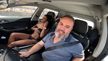 A Milf carioca India Juju rainha dos Gangbang fica peladinha no carro e provoca o público