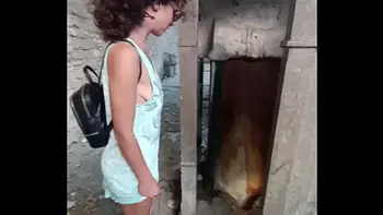 faccio pipi all'aperto in un bagno medievale