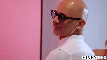 VIXEN Petite Lily is obsessed with seducing married men