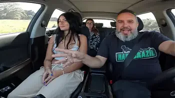 Serena Santori na primeira vez da novinha ela tirou tudo no carro e chupou o motorista