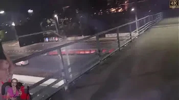 Eu e a novinha gostosa estávamos com tanto tesão que fomos transar na rua mesmo, encima do viaduto, deu ruim e quase fomos pegas pela policia!