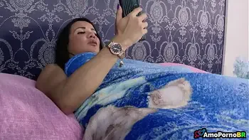 Madrasta na menopausa espia o celular do enteado para imaginar besteiras