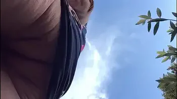 Oma harige kut onder jurk