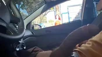 Pedindo informações na rua para uma bela mulher no ponto de ônibus!