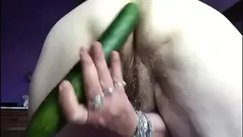 Oma neukt kut vanachter  met komkommer