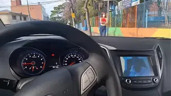 no ponto de onibus tirei pau pra fora e arrisquei masturbaçao