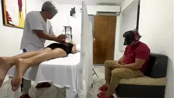 A mi Esposa le Estan Haciendo Masajes al lado Pero yo no Puedo Ver me Parece Que el Doctor es un Pervertido NTR JAV