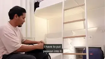 Roommates Role-play the scene of the Princess and the Commoner