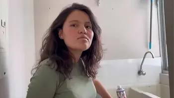 En la ventana no!! Se van a dar cuenta que me gustan las lesbianas!!