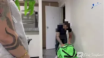 Entregador de delivery se dá bem e come morena gostosa no momento da entrega, foi tudo gravado pro corninho ver!