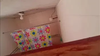 Espiando a la amiga de mi esposa de vacaciones