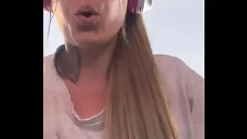 Eu na academia fazendo meu treino me deu muito calor tirei a camiseta e fiquei de sutiã o tesão era grande .( bucetinha toda molhadinha )