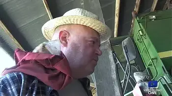 Justine et Sophie s'amusent entre coquines à la ferme