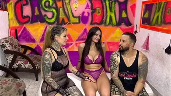 Uma gringa dos peitos gigantes estreia aqui no xvideos com nós ! Trazendo muita putaria e sendo fundida gostoso por nós casal dna !
