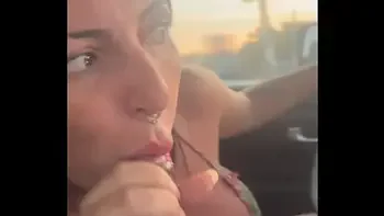 puta habilidosa chupa pau e tira leite enquanto dirige