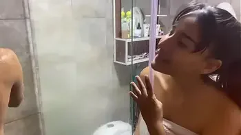 mi hermanastro se ducha asi que lo espio y me exito y termino follando con el en el baño