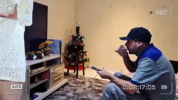 Gostosa atende manutencista de net em sua casa para consertar seu computador no quarto