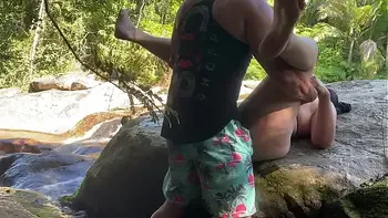 Esposa rabuda gostosa transando no mato