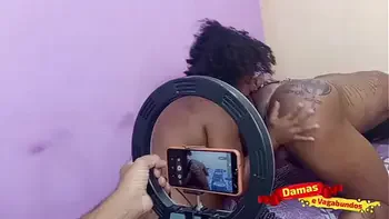 Casal bissexual, marido de calcinha se delicia entre socadas e beijo grego *