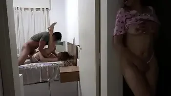 Hijastra se masturba mientras follo su mamá