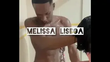 negão roludo me comeu no banho sem camisinha e gozou na minha cara