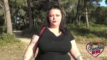 Jade, une ronde très coquine qui adore l'exhib