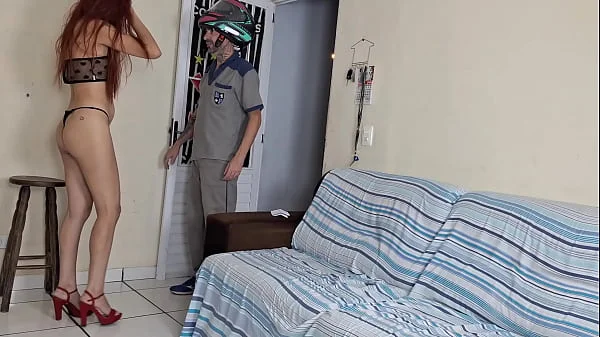 Marido manda esposa receber entrega do motoboy só de calcinha
