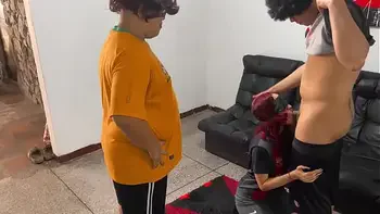 Esposo le Venda Los Ojos a su Mujer para que su Amigo se la Coja a Cambio de Dinero