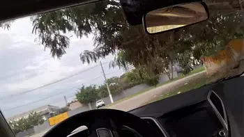 Esposa vai pra de carro sem calcinha pedir informação pra estranhos