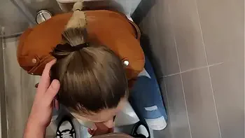 Mamada en un Baño de la Universidad
