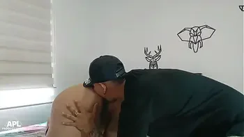 Madrastra de culo y tetas granes teniendo sexo con su hijastro - Parte 1