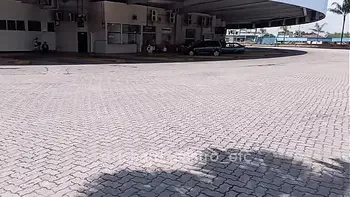 Vazou na Net novinha de 18 anos é flagrada chupando ator porno no ônibus