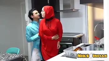 हिजाबी मुस्लिम औरत ने पति को धोखा देकर हिन्दू लड़के से बुर चुदवाई