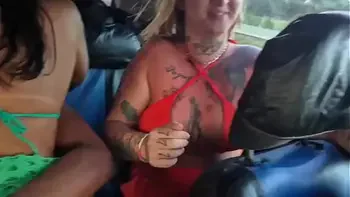 Duas amigas no UBER DA PUTARIA! Forma de pagamento: GOZAR Dentro!!